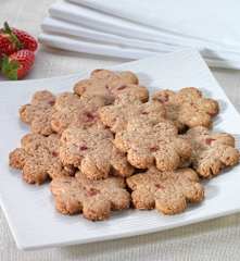 Biscotti leggeri con fragola e nocciole