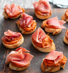 Canapè al prosciutto Serrano