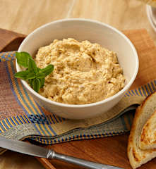 Jemná sýrová pomazánka s lískovými ořechy