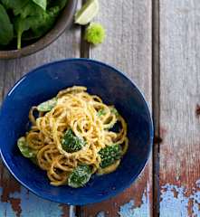 Esparguete de batata-doce com caril e espinafres