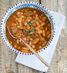 Beans with beef in tomato sauce (fasouliah)