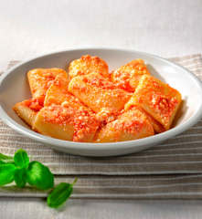 Paccheri con sugo e ricotta di pecora
