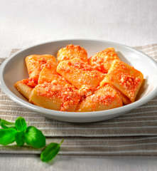 Paccheri mit Tomaten-Ricotta-Sauce