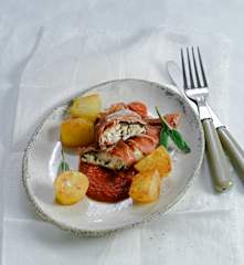 Saibling à la Saltimbocca mit Braterdäpfeln und Tomatensauce