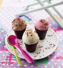 Gelados em copos de chocolate