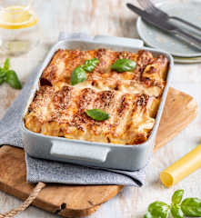 Makaron cannelloni nadziewany sosem bolońskim