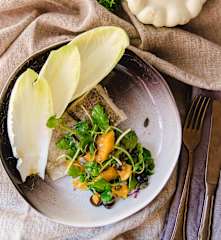 Bacalhau ao vapor com salada de cherovia e molho de laranja