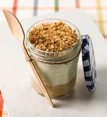 Puré de fruta com iogurte e cereais