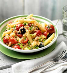 Nudelsalat mit Forelle und Gemüse
