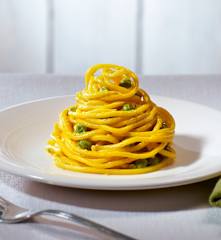 Spaghetti alla chitarra con piselli e curcuma (vegan)
