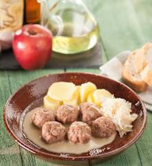 Pulpety wieprzowe z kiszoną kapustą i sosem jałowcowym