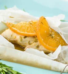 Frango com laranja e alecrim em papelote