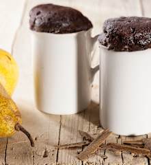 Hruškový mug cake se skořicí