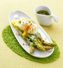 Asperges tièdes en salade et œuf poché