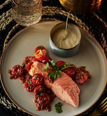 Lachs mit Teriyaki-Mayonnaise und Tomatensalat