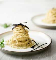 Nido de espagueti con crema de berenjena