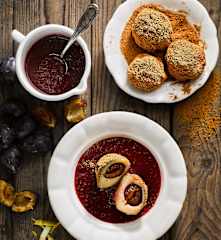 Perníkový knedlík se švestkovou omáčkou