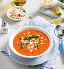 Zupa krem z papryki z żółtą soczewicą i mlekiem kokosowym