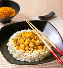 Riso Thai alla curcuma con ananas e maiale