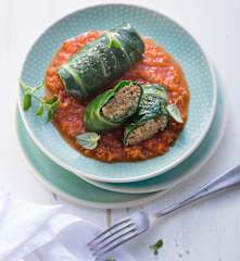 Mangold-Röllchen mit Tomatensauce