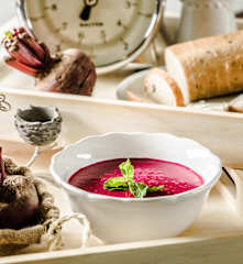 Sopa fría de betabel y yogur