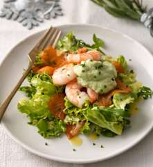 Salat mit Garnelen, Räucherlachs und Avocadocreme