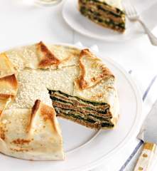 Torta di crêpes ripiena di carne e spinaci