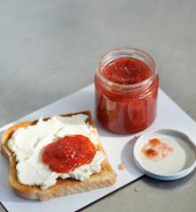 Erdbeer-Rhabarber-Konfitüre mit Basilikum