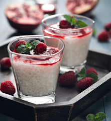 Tapiokový dezert s kokosovým mlékem a malinami