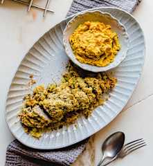 Lombinho com crosta de mostarda e coentros com puré de cenoura e batata-doce