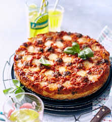 Spaghetti-Pizza mit Hackbällchen und Mozzarella