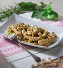 Straccetti di pollo con erbe e pinoli