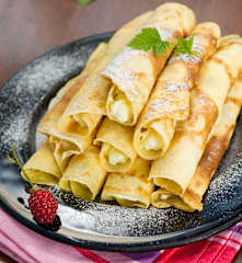 Crêpes rellenos de crema dulce de queso
