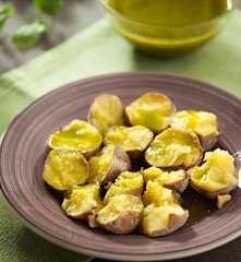 Papas arrugadas con mojo verde