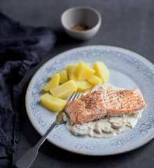 Lachs in Pilz-Sahne-Sauce mit Kartoffeln