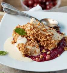 Erdnuss-Halbgefrorenes mit Kirsch-Bananen-Ragout und Vanilleschaum