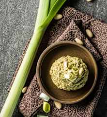 Gerösteter Mandel-Lauch-Aufstrich