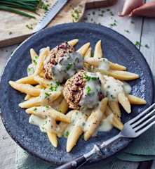 Hack-Bohnen-Klopse mit Schupfnudeln und Rahmsauce