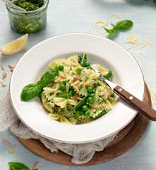 One Pot Pasta mit zitronigem Pesto und grünem Gemüse