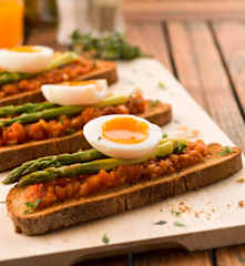 Bruschetta de espargos e ovos quentes