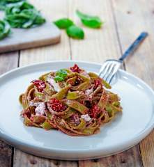 Tagliatelle agli spinaci, stracciatella e pomodorini (senza glutine)