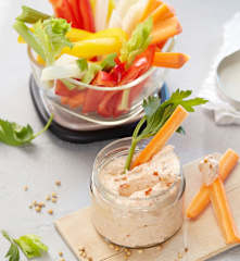 Koriander-Chili-Dip mit Gemüsesticks