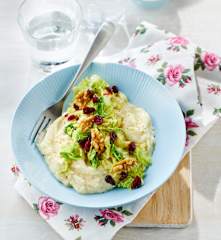 Wirsing auf Pastinakenpüree mit Cranberrys und Walnüssen
