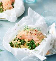 Papillotes de saumon, couscous et épinards