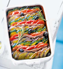 Tian aux anchois, olives et romarin