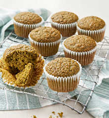 Muffin alla granola e tè matcha