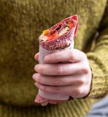 Wrapy z pastą z fasoli i pieczonymi warzywami