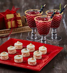 Aperitivo al mirtillo e canapè di gamberi
