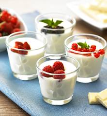 Sorso di cioccolato bianco e frutti di bosco