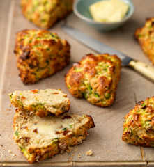 Zucchini-Scones mit getrockneten Aprikosen